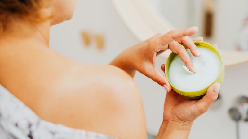 Bạn có thể dùng kem dưỡng ẩm vào buổi sáng và tối