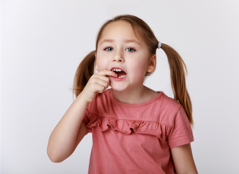 Cách bôi Vecni Fluor cho bé giúp răng thêm chắc khỏe