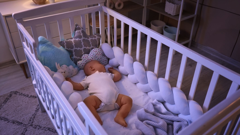 Tạo môi trường ngủ yên tĩnh, ánh sáng dịu, nhiệt độ dễ chịu giúp bé ngủ sâu hơn, từ đó giảm tình trạng thức giấc ban đêm đòi bú