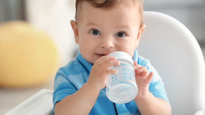 Cách cầm tiêu chảy nhanh nhất cho bé là gì? Bù nước là lựa chọn ưu tiên