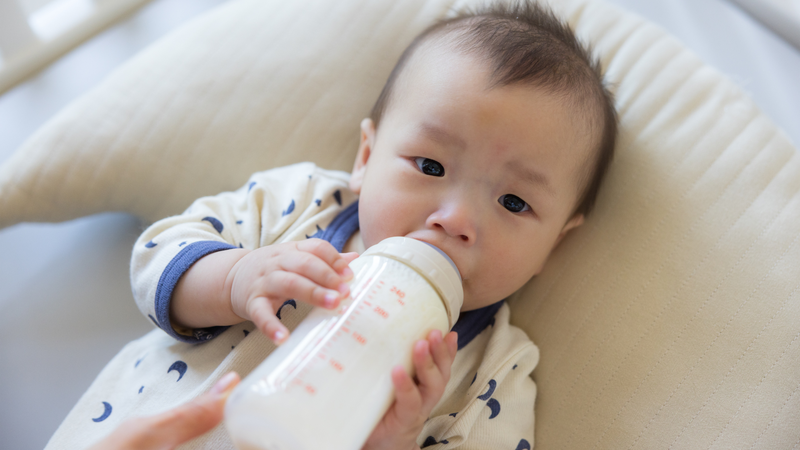 Thực phẩm lạ, sữa công thức không phù hợp cũng có thể khiến bé bị tiêu chảy