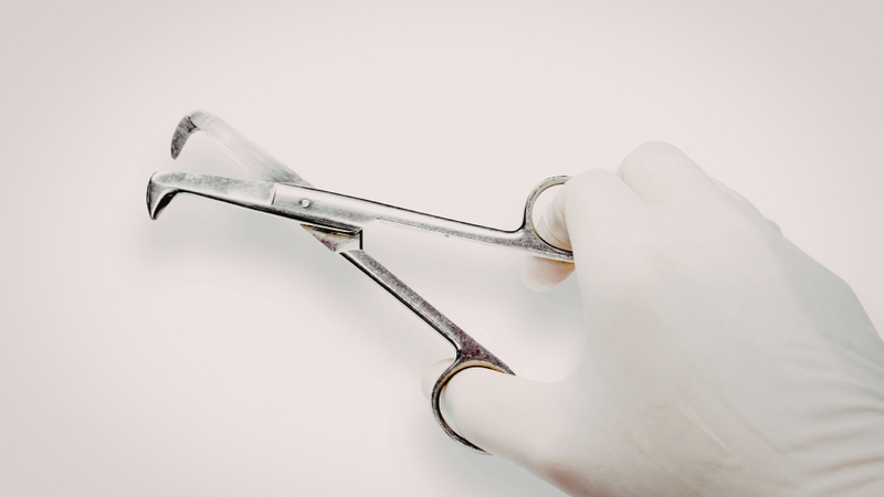 Cách cắt chỉ vết thương đòi hỏi người thực hiện phải tuân thủ đúng kỹ thuật