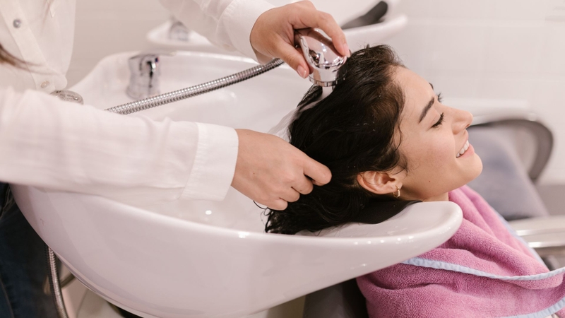Lựa chọn loại dầu gội phù hợp đóng vai trò quan trọng trong chăm sóc tóc và da đầu