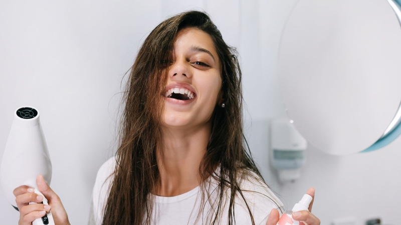 Sấy tóc ở nhiệt độ phù hợp để bảo vệ tóc tốt hơn