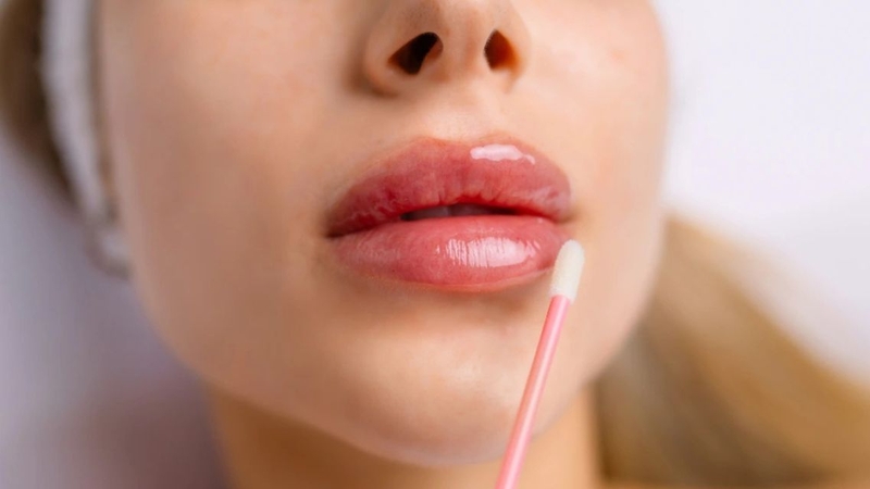 Người phun xăm môi nhất định nên tìm hiểu&nbsp;cách chăm sóc môi sau khi bong vảy