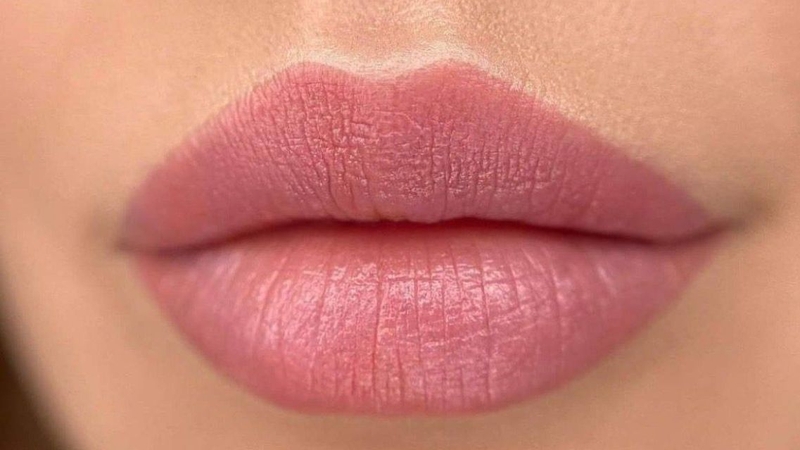 Bảo vệ môi khỏi ánh nắng và giữ vệ sinh giúp giảm nguy cơ kích ứng