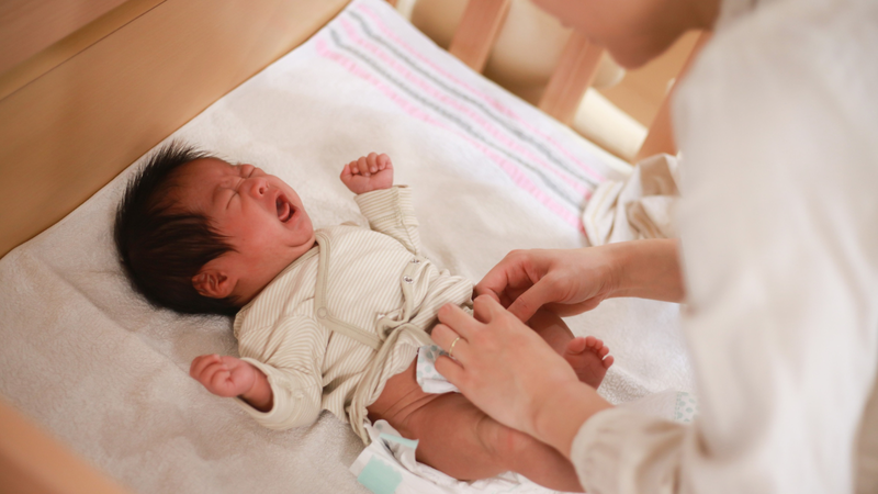 Trẻ sốt và quấy khóc dữ dội cần được cấp cứu khẩn cấp