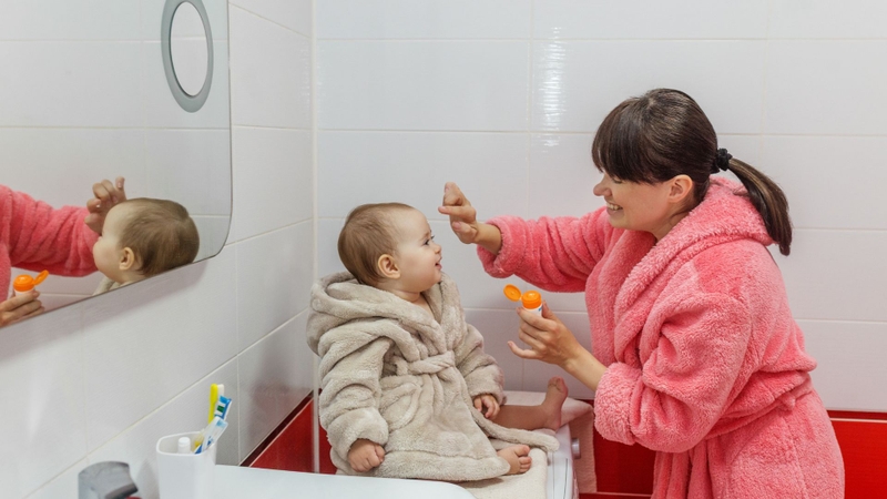 Bôi kem hỗ trợ làm dịu da giúp giảm đỏ và ngứa cho bé