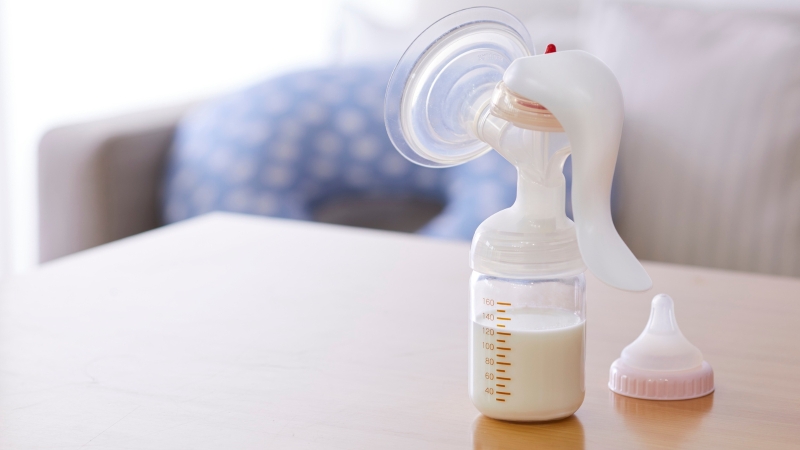 Chủ động vắt sữa khi bé yếu