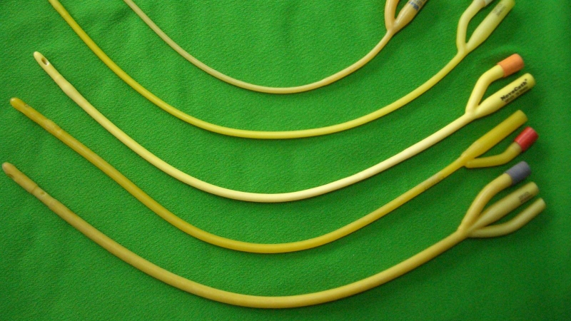 Một trong những cách cho người liệt đi vệ sinh là dùng ống thông tiểu