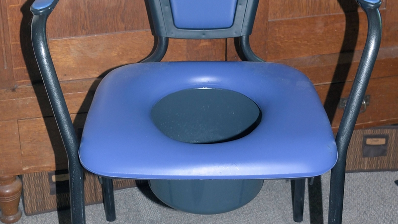 Người bệnh có thể đi tiểu hoặc đại tiện tại chỗ bằng ghế bô mà không cần di chuyển nhiều