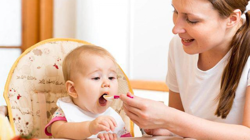 cach-cho-tre-an-sua-chua-vao-mua-dong-ma-bo-me-nen-biet 1