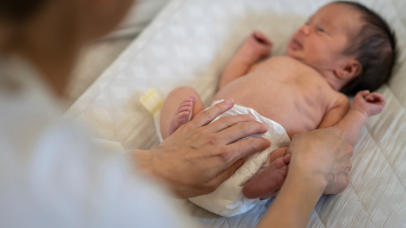 Mọi thao tác khi thay bỉm cần được thực hiện nhẹ nhàng, đúng cách