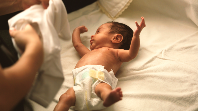 Thay bỉm đúng thời điểm giúp giữ da bé luôn khô thoáng và hạn chế kích ứng