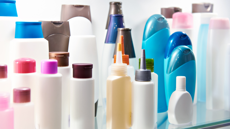 Những loại dầu gội dành cho tóc nhuộm thường chứa các hoạt chất giúp bảo vệ màu tóc