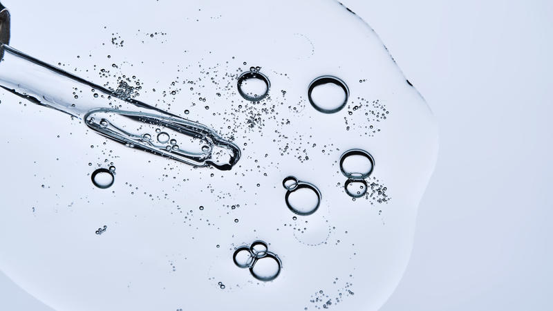 Ceramide có trong dầu gội giúp tạo lớp bảo vệ trên bề mặt sợi tóc, hạn chế tình trạng mất màu