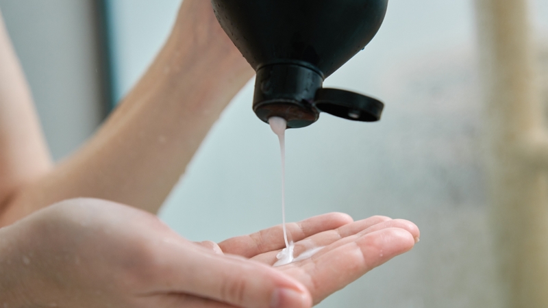 Chọn dầu gội phù hợp giúp duy trì độ pH ổn định, hạn chế tình trạng kích ứng, ngứa hoặc bong tróc