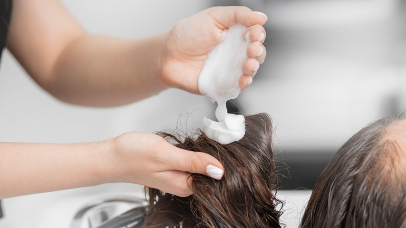 Nếu tóc yếu, hãy ưu tiên sản phẩm có khả năng phục hồi và nuôi dưỡng sâu