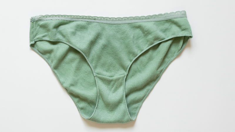 Bé gái khoảng từ 2 - 3 tuổi nên được tập thói quen mặc quần lót