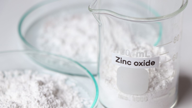 Zinc oxide (oxit kẽm) là một khoáng chất tự nhiên được sử dụng rộng rãi trong mỹ phẩm
