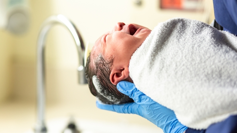 Ba mẹ nên chọn sữa tắm có nguồn gốc rõ ràng, thương hiệu uy tín và an toàn cho trẻ sơ sinh