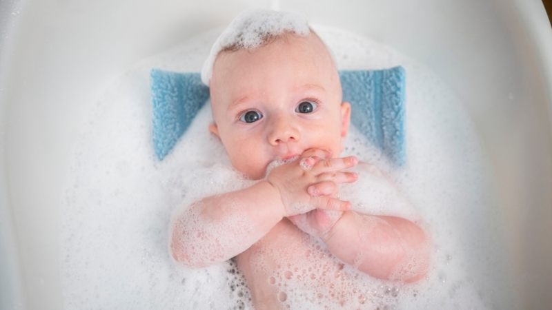 Da trẻ sơ sinh mỏng, dễ kích ứng nên cần chọn sữa tắm phù hợp