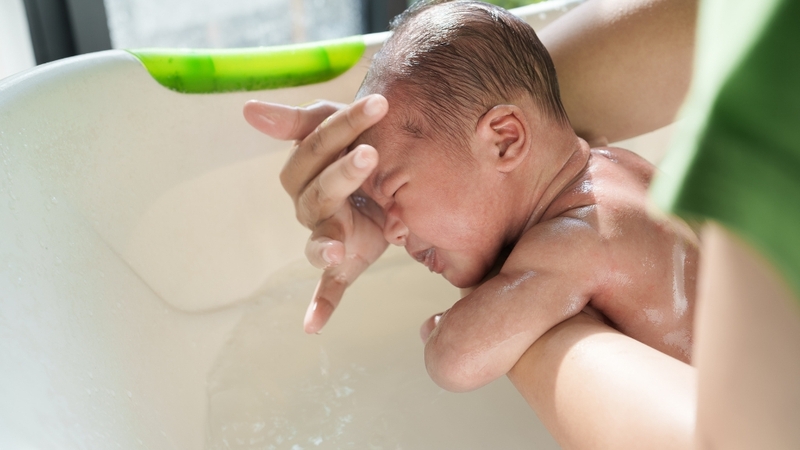 Không nên dùng sữa tắm người lớn cho trẻ sơ sinh vì dễ gây kích ứng da nhạy cảm