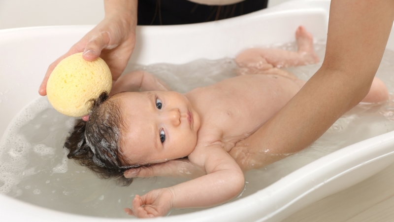Nếu bé có da nhạy cảm, nên tham khảo bác sĩ để chọn sữa tắm phù hợp