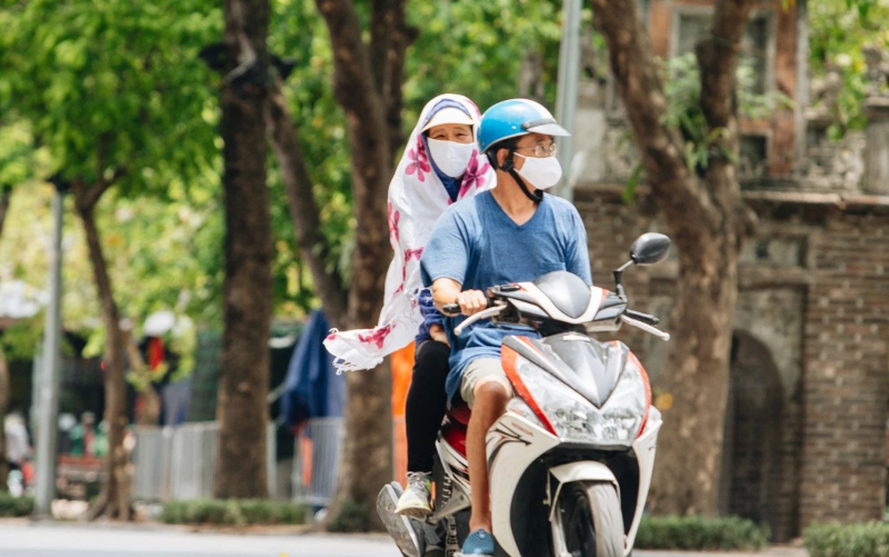 Cách chống nắng khi đi xe máy giữa ngày hè nóng bức