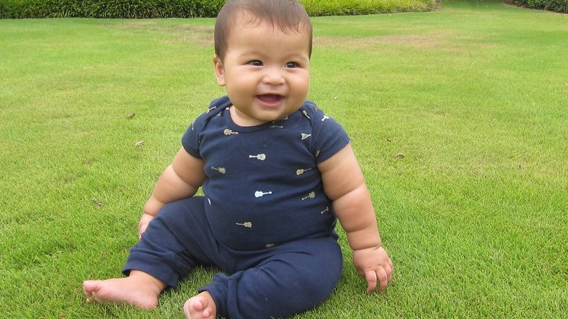 Thừa cân, béo phì làm tăng áp lực lên bàn chân của trẻ, khiến vòm cong bị sụp, biến dạng