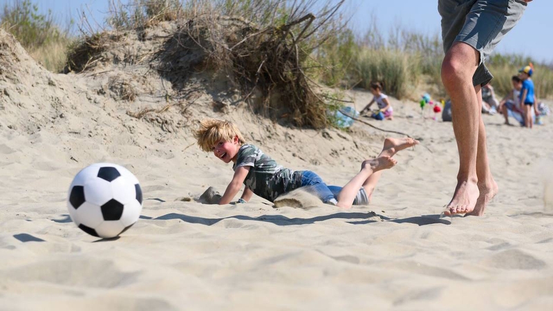 Về lâu dài, dị tật này khiến trẻ dễ vấp ngã và mệt mỏi khi chơi đùa