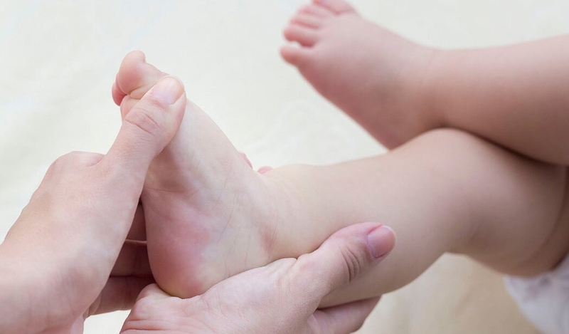 Cách chữa bàn chân bẹt ở trẻ em: Phương pháp hiệu quả và an toàn 3