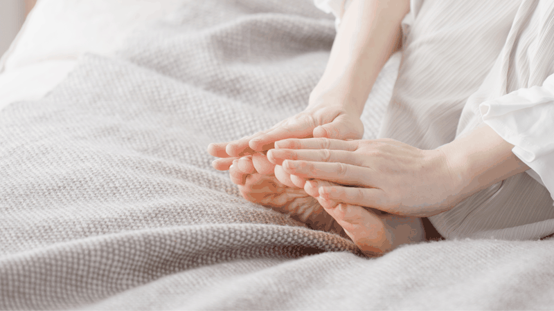 Bàn chân lạnh kéo dài không chỉ gây khó chịu mà còn ảnh hưởng đến tuần hoàn máu, giấc ngủ và có thể là dấu hiệu cảnh báo nhiều vấn đề sức khỏe tiềm ẩn