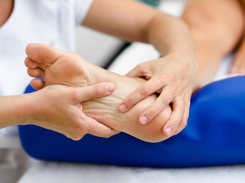 Bong gân là hiện tượng dây chằng bị kéo giãn quá mức hoặc rách một phần hay toàn phần