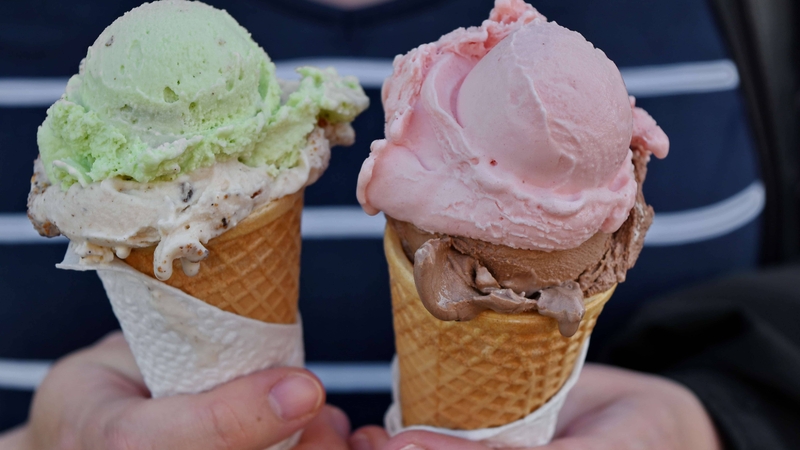 Một trong những cách chữa buốt răng khi uống nước lạnh là hạn chế ăn đồ quá lạnh