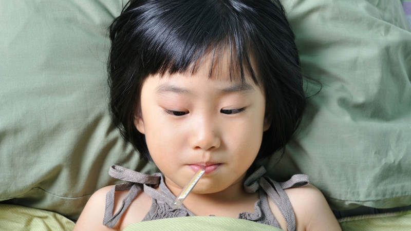 Sai lầm chết người bố mẹ thường mắc phải khi chữa cảm sốt cho trẻ em 1