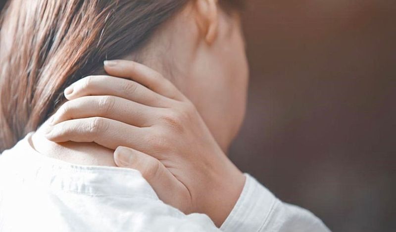 Cách chữa đau vai gáy bằng ngải cứu hiệu quả, an toàn 1