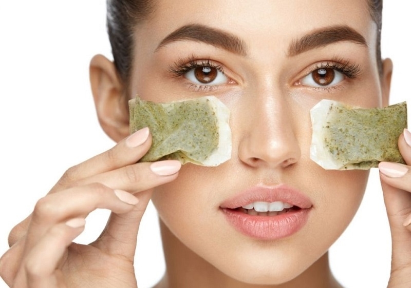 Sử dụng trà túi lọc để cải thiện hốc mắt sâu tại nhà