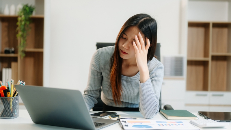 Stress là yếu tố góp phần kích hoạt hoặc làm nặng thêm tình trạng rụng tóc từng mảng