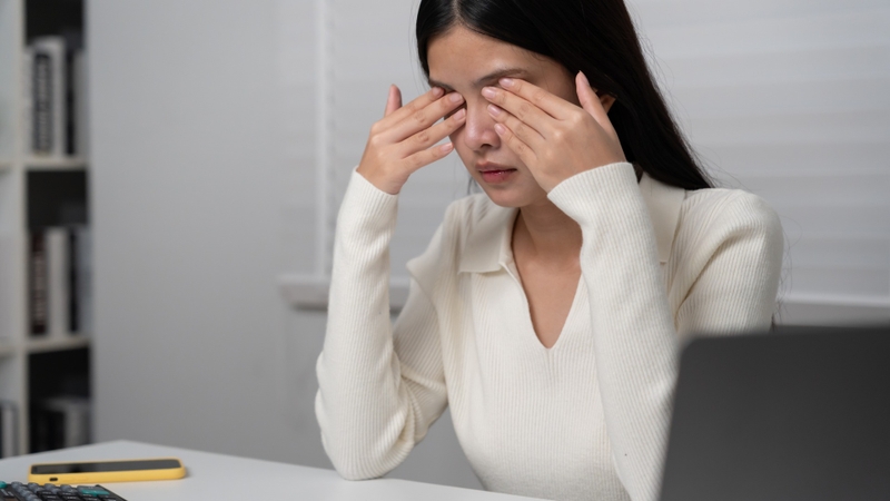 Tránh dụi tay vào mắt để giảm nguy cơ viêm nhiễm