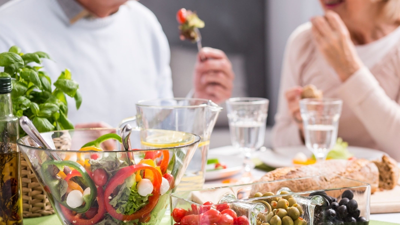 Chế độ dinh dưỡng lành mạnh đóng vai trò nền tảng trong việc điều hòa đường huyết và hỗ trợ tái tạo dây thần kinh