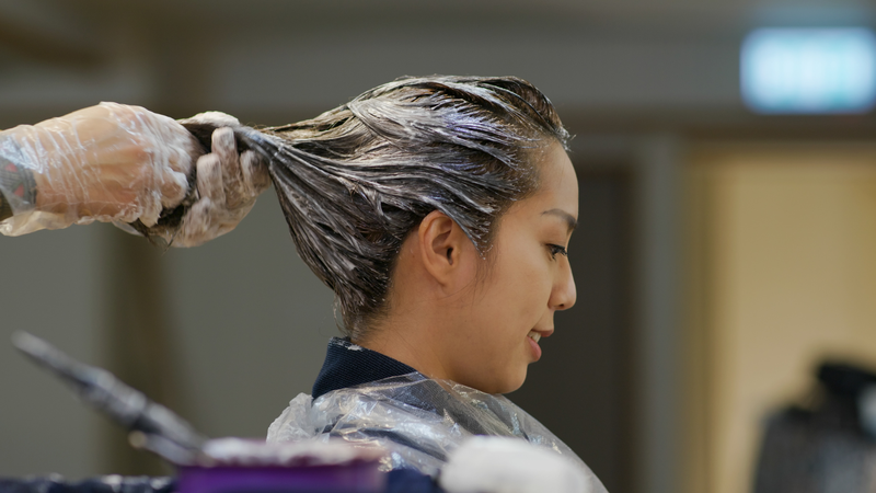 Tóc có thể bạc nếu thường xuyên tiếp xúc với thuốc nhuộm, thuốc uốn