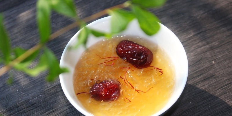 Yến chưng với nhụy hoa nghệ tây là sự kết hợp hoàn hảo giúp chị em phụ nữ giữ gìn sắc đẹp