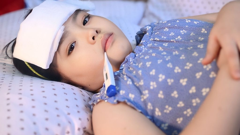 Cách chườm ấm cho trẻ sốt và những lưu ý khi chăm trẻ 1