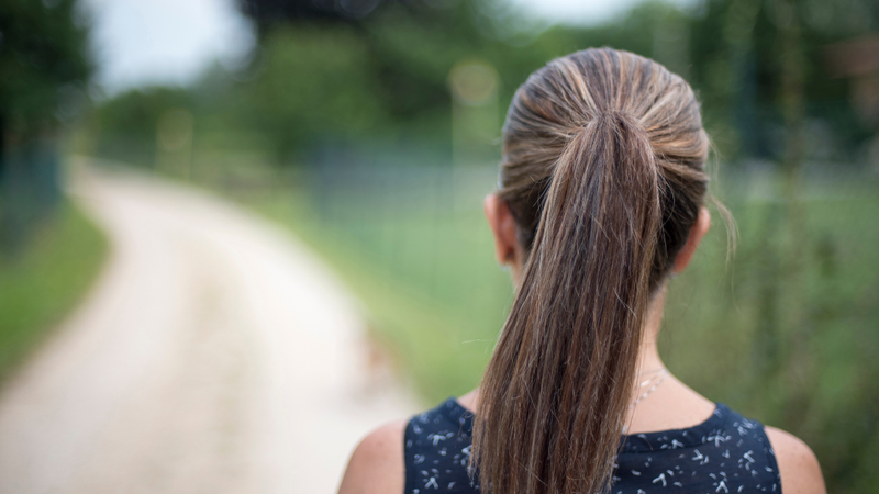 Buộc tóc đuôi ngựa quá chặt chân tóc phải chịu áp lực liên tục