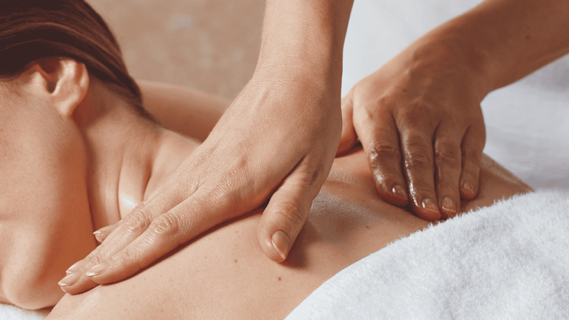 Dùng ngón tay cái để vuốt bả vai