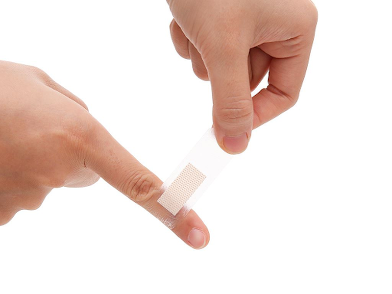 Mẹo vặt: Cách dán băng cá nhân đúng và tháo băng không đau 1