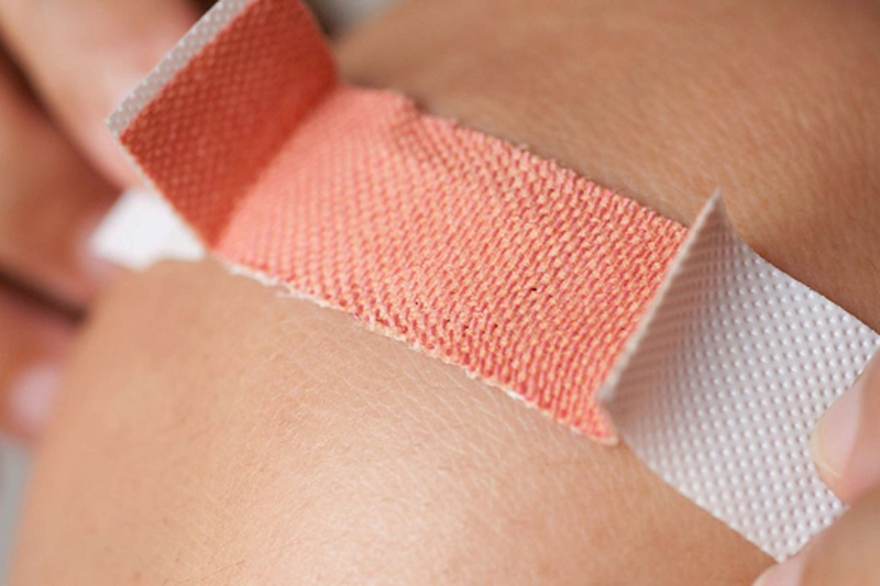 Mẹo vặt: Cách dán băng cá nhân đúng và tháo băng không đau 3