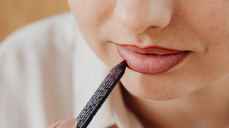 Người có môi mỏng nên kẻ viền môi rộng hơn môi thật để môi trông đầy đặn hơn