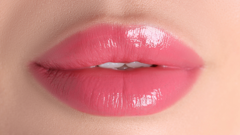 Đánh son full môi phủ màu toàn bộ môi, giúp đôi môi nổi bật, sắc nét và quyến rũ hơn